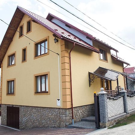 Happy Hotel Iaremcea Exterior foto